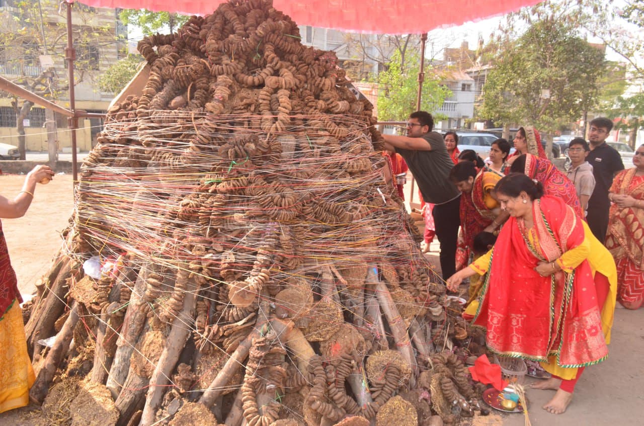 Holika Dahan 2025: रायपुर में मची होली की धूम, होलिका दहन को लेकर तैयारी पूरी, देखें तस्वीरें 
