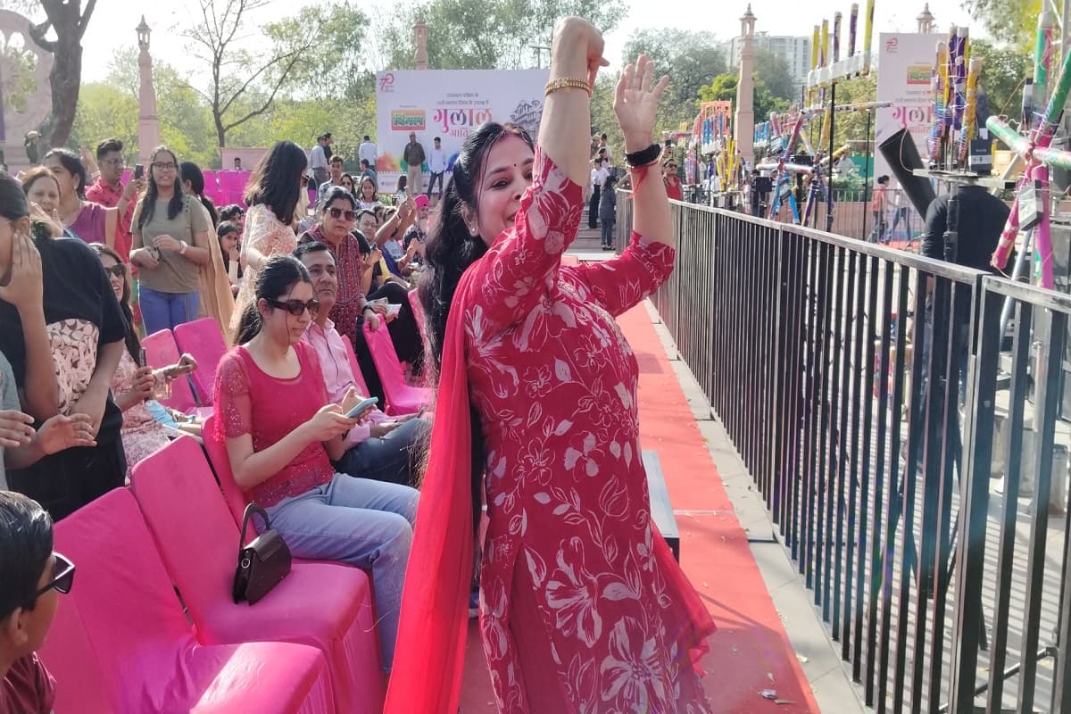 गुलाल आतिशबाजी कार्यक्रम दोपहर तीन बजे से शुरू हुआ। इस दौरान जयपुर वासियों में होली का खुमार देखने लायक था। संगीत और होली के रंगों के साथ लोगों में ऐसी मस्ती छाई कि सभी के चेहरे खिल उठे।