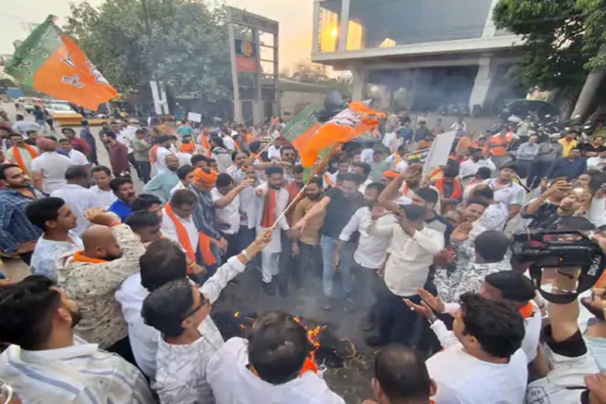 National Herald: राहुल गांधी शर्म करो... सोनिया गांधी शर्म करो... भाजपाइयों ने नारेबाजी कर जमकर किया प्रदर्शन, जानें क्या है नेशनल हेराल्ड केस?