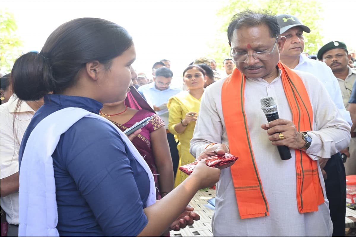 CG News: बैगा समुदाय की बिटिया ने 10वीं में किया टॉप, CM साय ने मुलाकात कर बढ़ाया हौसला, देखें तस्वीरें