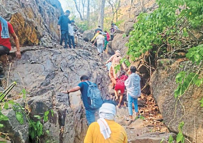 CG News: खुल गई मंडीपखोल गुफा, पहुंचे हजारों पर्यटक, देखें तस्वीरें 
