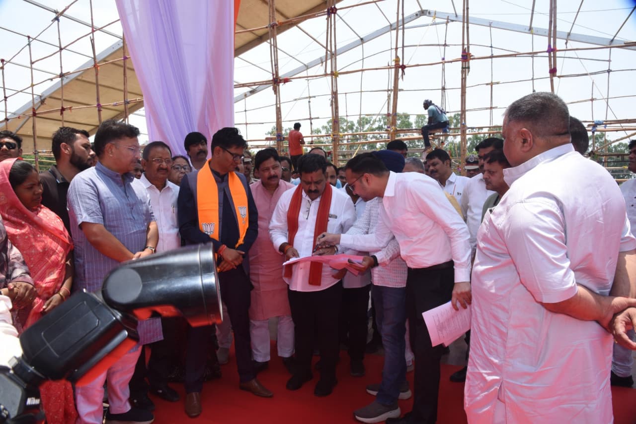 CG News: 13 मई को मोर आवास मोर अधिकार कार्यक्रम,  उप मुख्यमंत्री ने लिया तैयारियों का जायजा, देखें 
