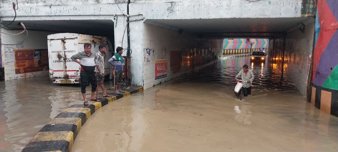 Raipur News: रायपुर में देर शाम तेज बारिश, सड़क पर भरा पानी, अंडरब्रिज बना स्विमिंग पूल, देखें 
