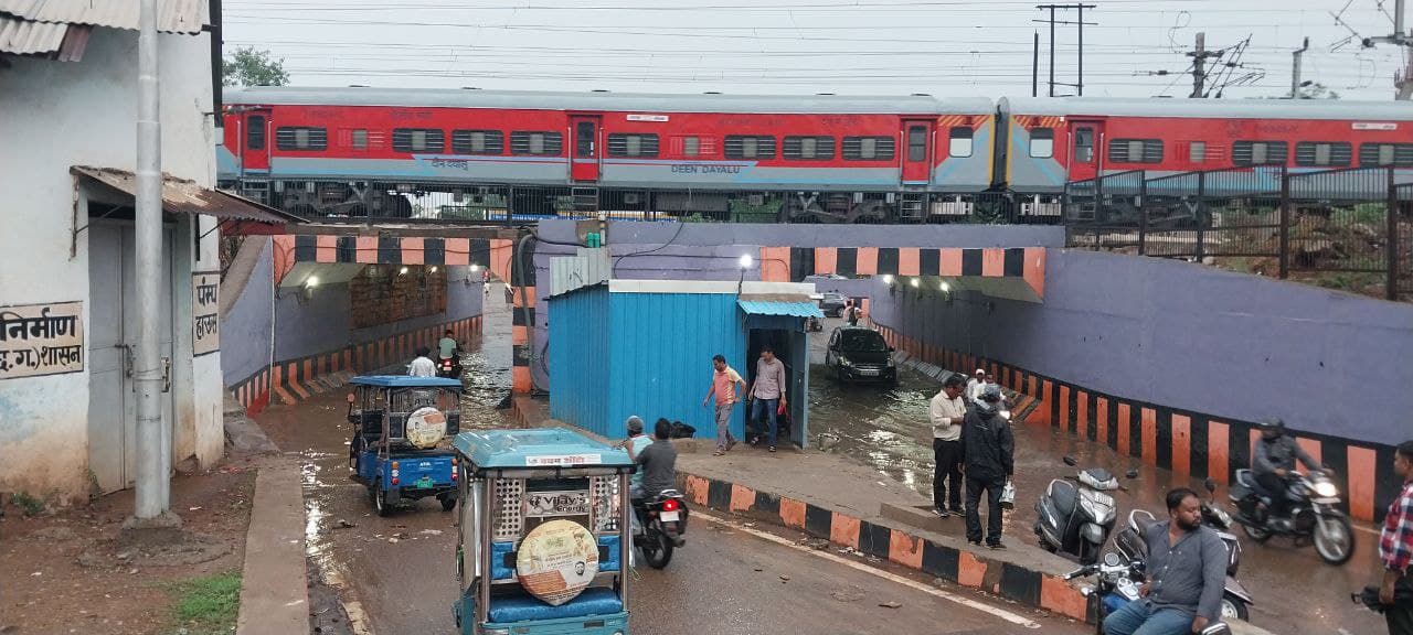 Raipur News: रायपुर में देर शाम तेज बारिश, सड़क पर भरा पानी, अंडरब्रिज बना स्विमिंग पूल, देखें 
