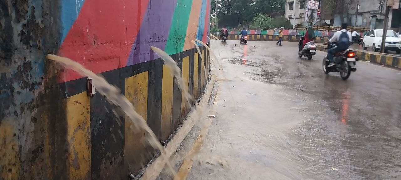 Raipur News: रायपुर में देर शाम तेज बारिश, सड़क पर भरा पानी, अंडरब्रिज बना स्विमिंग पूल, देखें 
