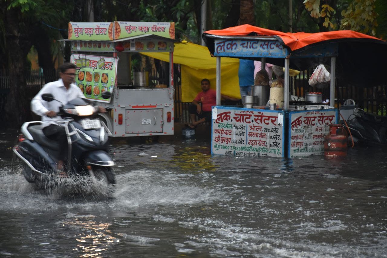 Raipur News: रायपुर में देर शाम तेज बारिश, सड़क पर भरा पानी, अंडरब्रिज बना स्विमिंग पूल, देखें 
