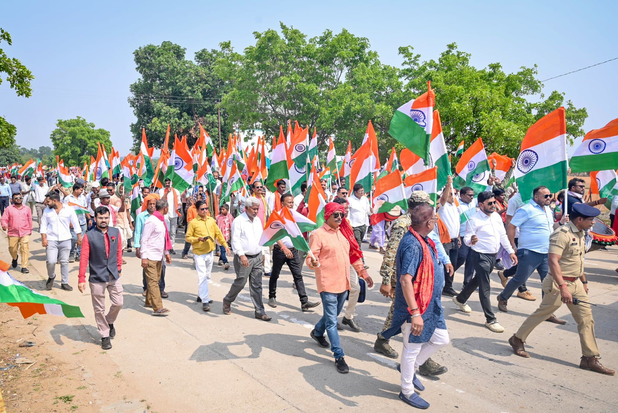 CG Photo News: तिरंगा यात्रा में CM साय हुए शामिल, कहा- ऑपरेशन सिंदूर भारतीय सेना के शौर्य और पराक्रम का प्रतीक है...