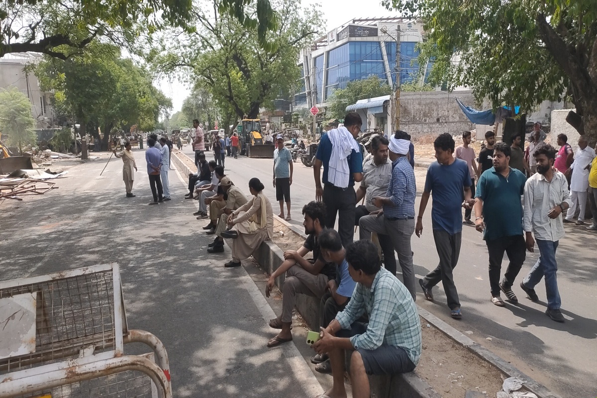 आज एक बार फिर जयपुर विकास प्राधिकरण की टीम मौके पर पहुंची और अतिक्रमण हटाने का काम शुरू किया। इस दौरान लोगों की भीड़ एकत्र हो गई।  