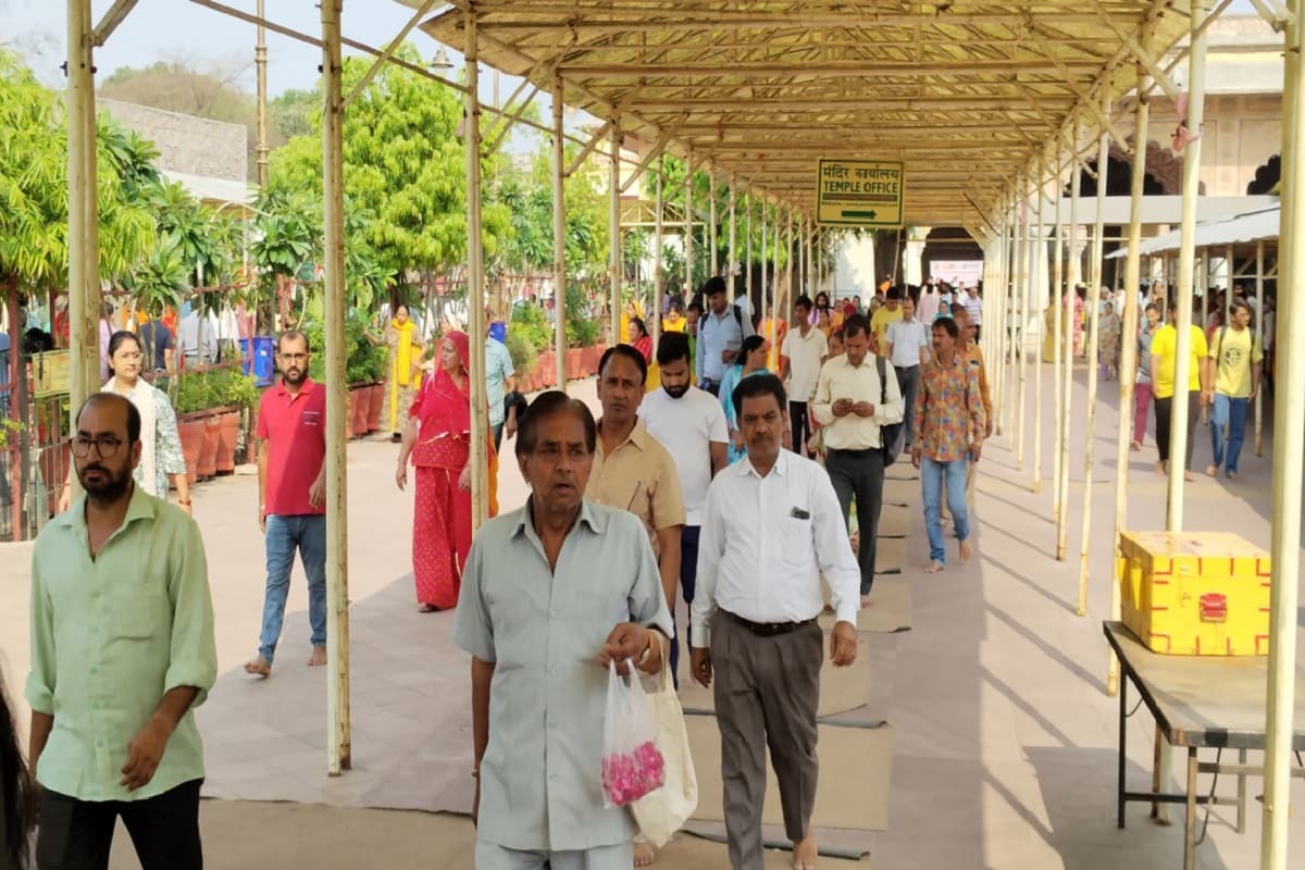 भगवान विष्णु के मोहिनी स्वरूप की पूजा को समर्पित मोहिनी एकादशी मातंग व हर्षण के विशेष योग में मनाई जा रही है। शहर के मंदिरों में ठाकुरजी की विशेष झांकी सजाई गई हैं। वहीं एकादशी होने से दिन भर दान-पुण्य का दौर चलेगा। 