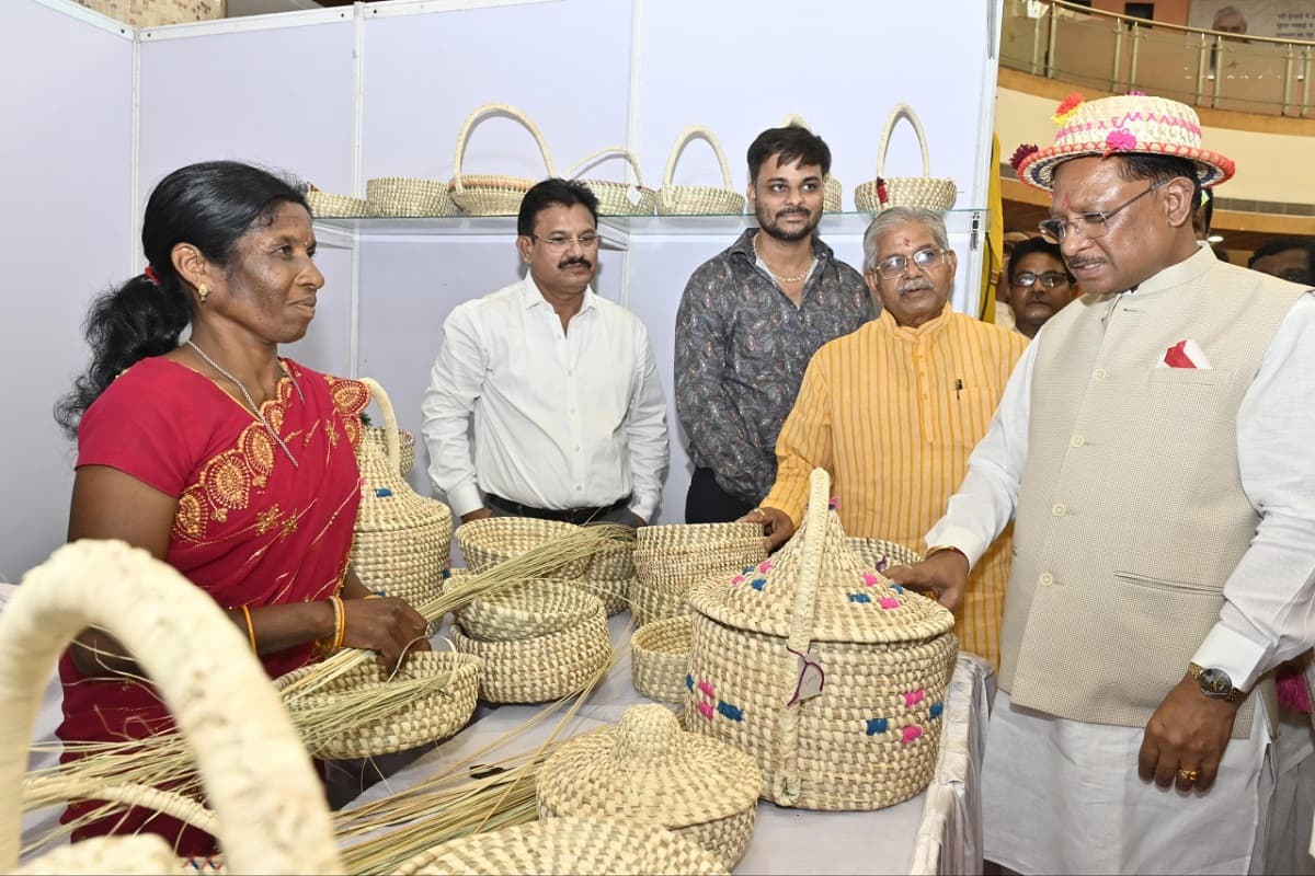 छत्तीसगढ़ हस्तशिल्प विकास बोर्ड की नवनियुक्त अध्यक्ष को CM साय ने दी बधाई, अनुदान राशि का किया वितरण, देखें Photos