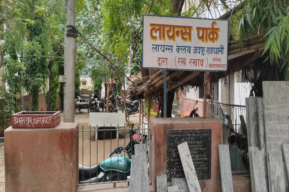  राजधानी के पॉश इलाकों में शुमार मालवीय नगर सेक्टर-11 में एक सार्वजनिक पार्क अब धीरे-धीरे अतिक्रमण का शिकार होता जा रहा है। 
