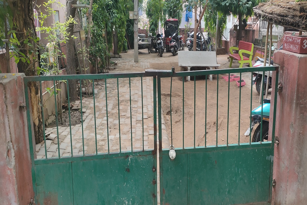 पार्क की सुरक्षा रामभरोसे है। पार्क में लगा ताला शोपीस बनकर रह गया है। स्थानीय लोगों ने नगर निगम से सख्त कार्रवाई की मांग की हैं।
