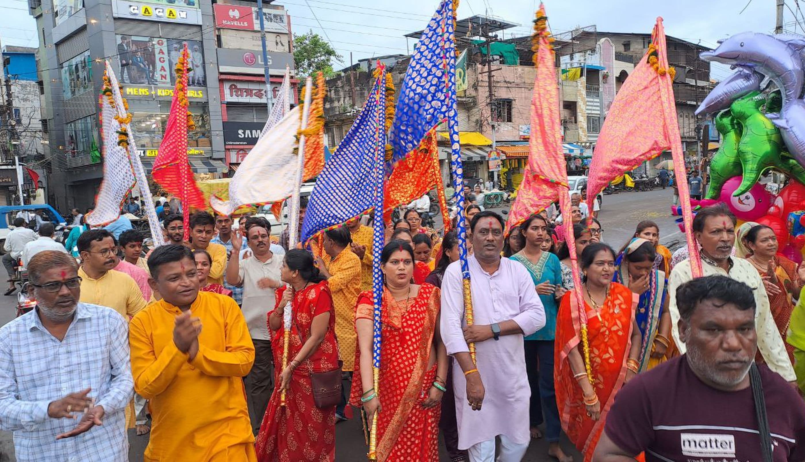 खंडवा. कंचन नगर भंडारिया रोड से क्षेत्रवासियों ने निशान यात्रा निकाली। दादाजी नाम भजते हुए श्री समाधि पर निशान अर्पित किए गए। 