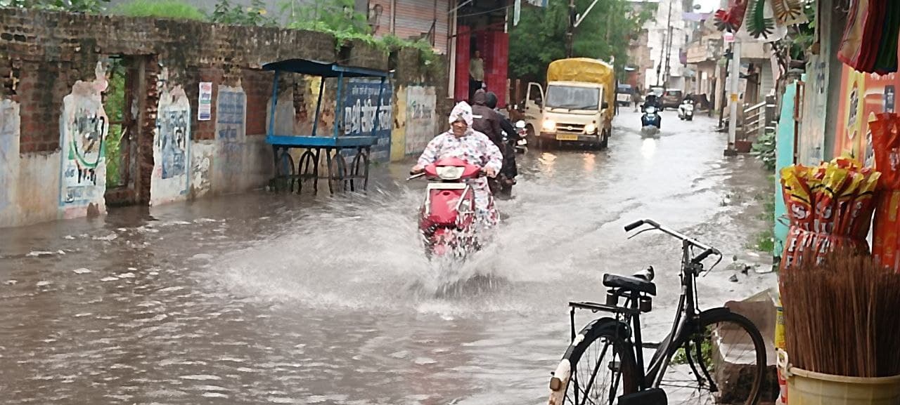 CG News: धमतरी में देर रात से रुक रुककर बारिश जारी, सड़कें हुई जलमग्न, स्कूली बच्चे हुए परेशान, देखें तस्वीरें    
