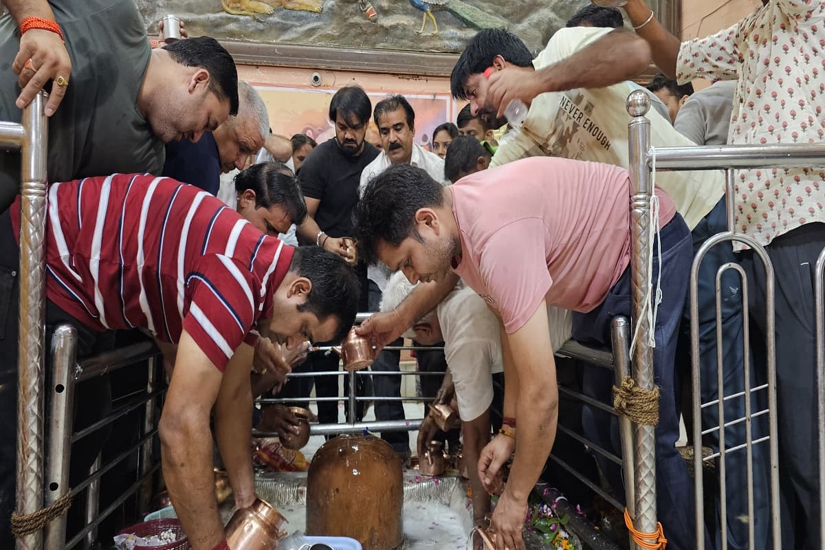 शहर के झाड़खंड महादेव मंदिर में जलाभिषेक करने वालों में उत्साह दिखा। मंदिरों में शिव आराधना का सिलसिला एक महीने तक चलेगा। 