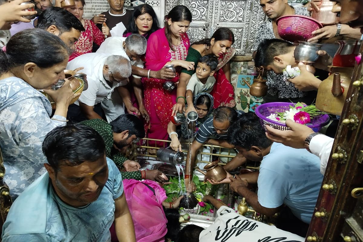 सावन के पवित्र महीने की शुरुआत हो चुकी है। राजधानी जयपुर के शिवालयों में श्रद्धालुओं का उत्साह देखते ही बन रहा है।