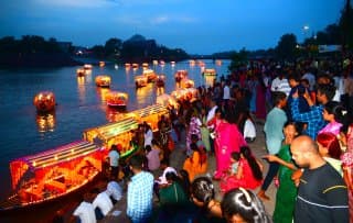 पहला सावन सोमवार आज! महादेव घाट में श्रद्धालुओं की भीड़, हर-हर महादेव से गूंजेंगे मंदिर...